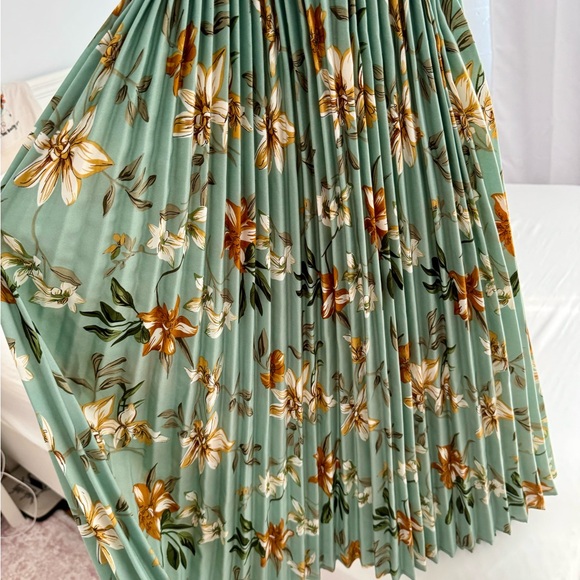 Floral Green Pleated Dress - Picture 4 of 7